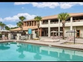 Orlando Oasis 2BR Disney Parks Fast Wi fi Pool Gym Free Parking Workspace Free cable near Universal Studios