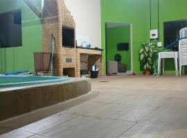 Casa com piscina e churrasqueira para família，位于德奥多鲁元帅镇的酒店