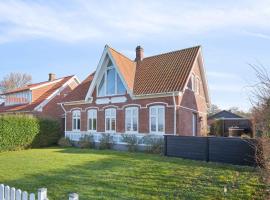 Holiday Home With Sea And Harbor View，位于Tranekær的带按摩浴缸的酒店