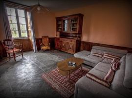 Traditional Béarnaise house, le Caddet，位于Poursiugues-Boucoue的酒店