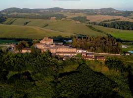 Borgo Belsedere - biofarm estate resort in Tuscany，位于特雷宽达的酒店