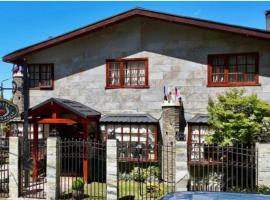 Hostal Collins House，位于特木科的旅馆