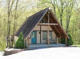 Stunning 4BR Cabin Retreat with Expansive Deck，位于布卢明顿的酒店
