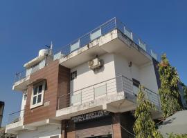 Aravalli Mount View Hotel And Restaurant，位于Sāmod的酒店