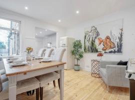 New 3 Bed Victorian Dream House，位于斯坦斯的酒店