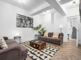 Luxury 3 Bed Townhouse - Netflix - Gated Development - Wolverhampton Centre 1CO