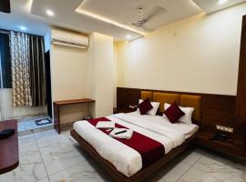 Hotel PRAKASHAM，位于乌贾因的酒店