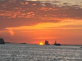 Dee's Dream Sunset Condo - #151，位于基韦斯特的酒店