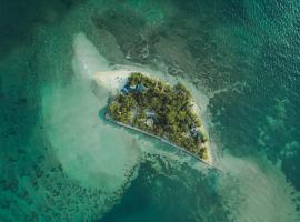 Isla Corona，位于巴尔的带按摩浴缸的酒店