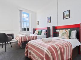 Vibrant, spacious studio with Parking and Netflix，位于达德利的酒店