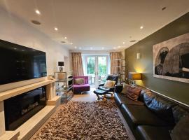Cosy Home With Garden & Driveway, 6min To Airport，位于威森肖的酒店