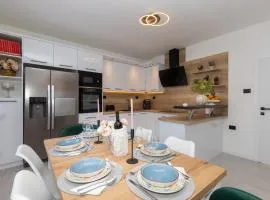 Azuris - Modern Sea View Apartment, Steps from the Center and Beach