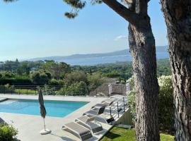 Villa Les 3 Pins - Spacious Escape with Private Pool and Panoramic Views of the St-Tropez Gulf，位于格里莫港的酒店