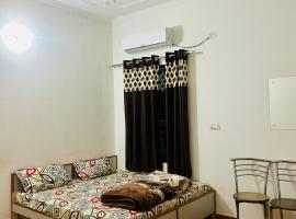 Milan Hotel & Restaurant，位于Sīkar的酒店