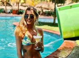 Paradise Resort，位于Los Santos的带泳池的酒店