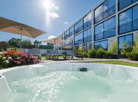 M&oacute;naco Suites & Garden，位于蓬塔德尔加达的带停车场的酒店