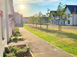 3 bed house with parking near airport，位于爱丁堡的别墅
