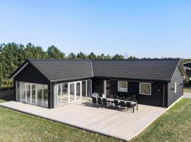 5 Bedroom Cozy Home In V&aelig;ggerl&oslash;se，位于博托比的豪华酒店