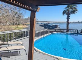 Payne Springs Paradise with Pool and Hot Tub!，位于Mabank的酒店