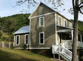 3BR Pet Friendly Cottage Mathias WV，位于Mathias的酒店