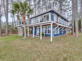 Carrabelle Retreat with Boat Dock and Views of Gulf!，位于Carrabelle的酒店