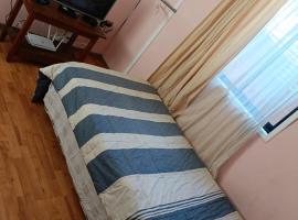 Amplia habitación amueblada con baño y entrada independiente，位于塔尔卡瓦诺的酒店