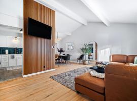 Hot Tub, Game Room, 4 Bedrooms, Gorgeous Remodel，位于亚克朗的酒店