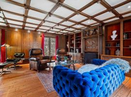 Unique Estate 5 Bedrooms Fire Pit Sleeps 10，位于亚克朗的酒店