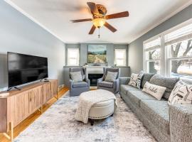 3 Mi to Hospitals Inviting Rockford Home with Yard!，位于罗克福德的酒店