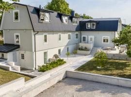 Havsutsikt och Solnedg&aring;ng p&aring; 50kvm f&ouml;r 4p，位于维斯比的高尔夫酒店