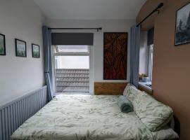R3 - Cozy Small Double - City & Beach Access, WIFI, Free Parking - Self Catering，位于斯旺西的酒店
