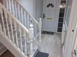 NightRest Homes Smart TV In Each Room - Parking - Hemel Hempstead