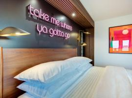 The Berry at The Louie Boutique Motel, Walk to Everything! Dog Friendly!，位于新港的酒店