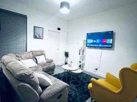 SwankyHome4Groups NearM6，位于沃尔索尔的酒店