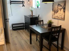 Cozy basement apartment for the whole family，位于乌德瓦拉的酒店