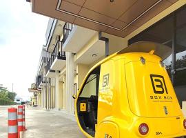 BOX BOX Hotel and Sports Restaurant，位于梭桃邑的酒店