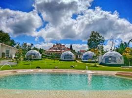 Mantra Glamping & Chalets，位于萨卡特兰的带泳池的酒店