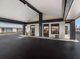 Rodeway Inn & Suites，位于布鲁克黑文的酒店