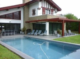 Maison basque moderne avec piscine chauffée et vue，位于亚斯凯恩的酒店