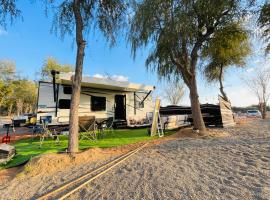 Rehla Rv Camper Van，位于艾恩的酒店