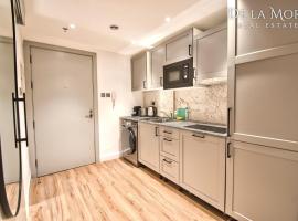 De la More stylish luxury apartment by the beach in brand new condition，位于拉斯阿尔卡麦的带按摩浴缸的酒店