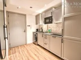 De la More stylish luxury apartment by the beach in brand new condition