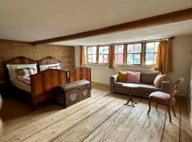 Historic Swiss Room in Farmhouse Rosalie，位于Brunnadern的酒店