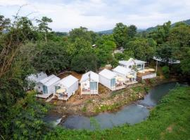 Cha-om camping ชะอม แคมป์ปิ้ง，位于Kaeng Khoi的豪华帐篷
