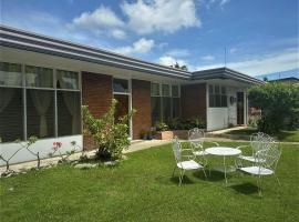 Spacious House with wide Parking Area and Lawn at Damosa Lanang，位于达沃市的宠物友好酒店