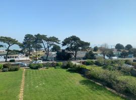 Dog Friendly Apartment with Sea Views，位于赖德的酒店
