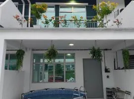 ANGGERIK LAZURI Guest House & Homestay