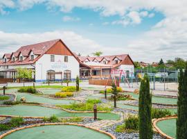 Slovácký dvůr s.r.o.，位于奥斯特罗赫新村的豪华帐篷营地