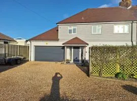 By the sea, home from home sleeps 6