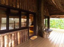 Tree House - Luxury Riverside Escape!